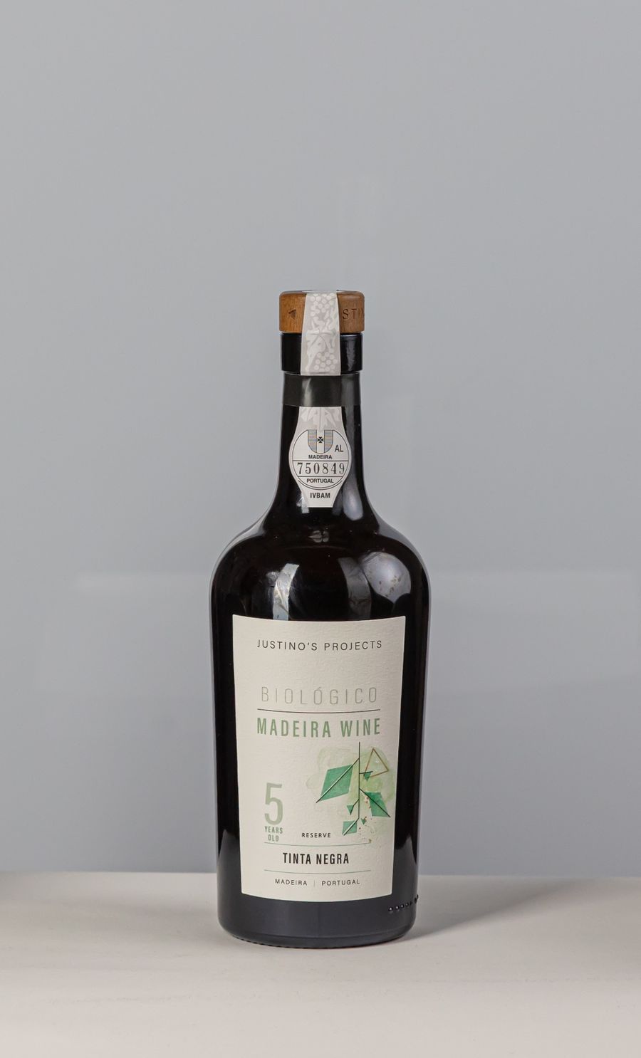 Justinos Wine Medium Dry (50cl)