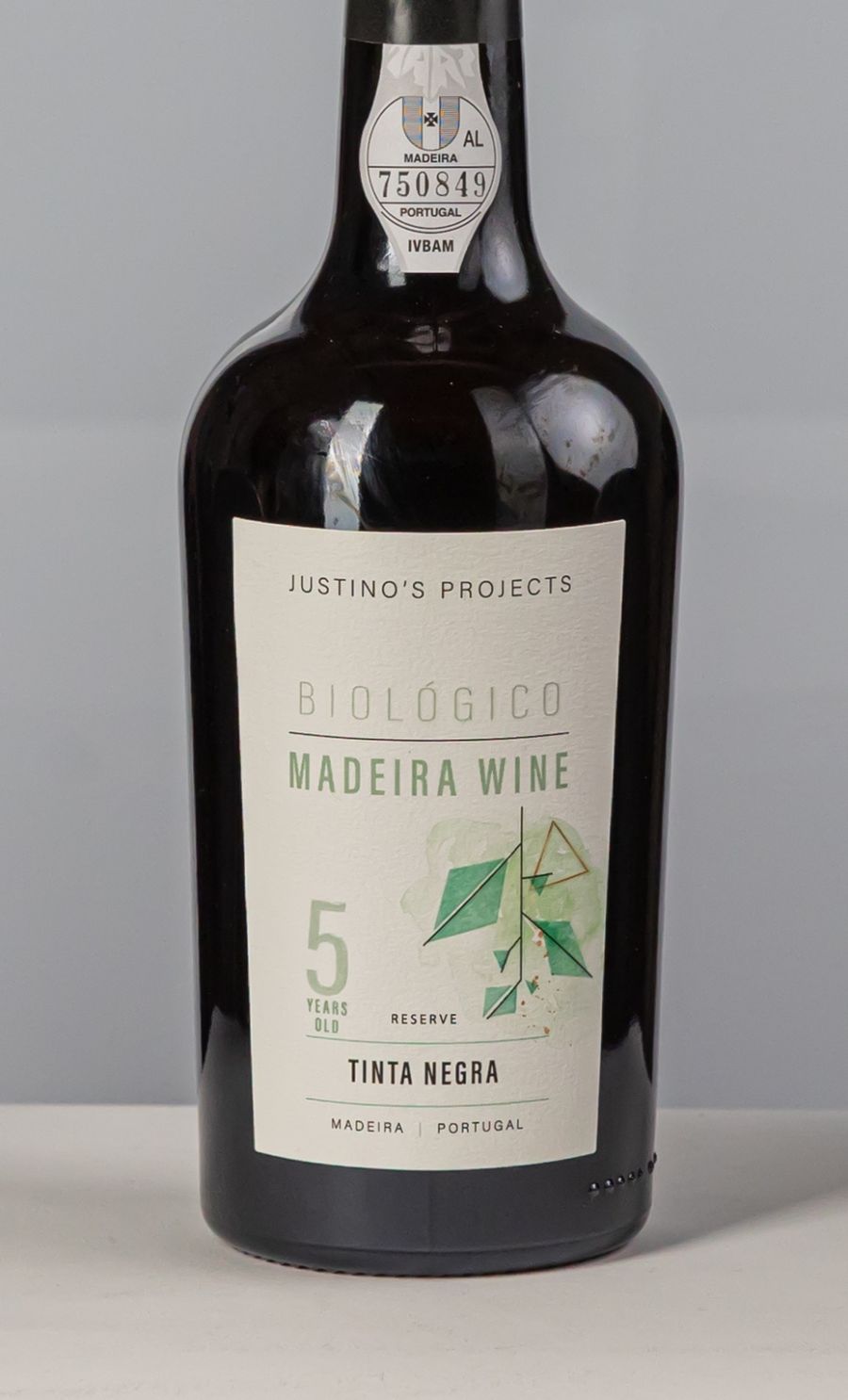 Justinos Wine Medium Dry (50cl) back