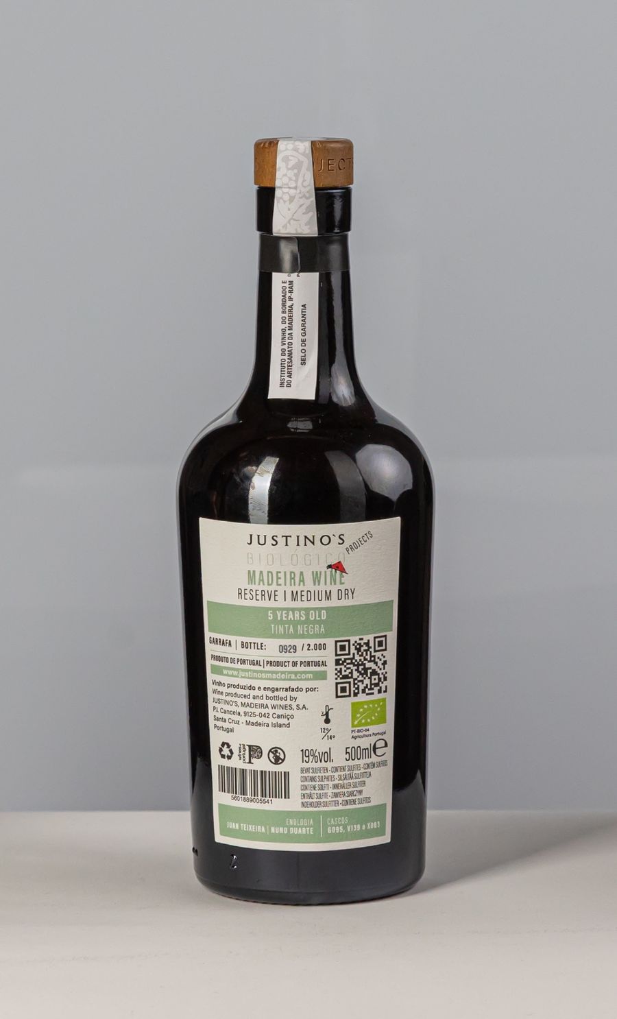 Justinos Wine Medium Dry (50cl) 3