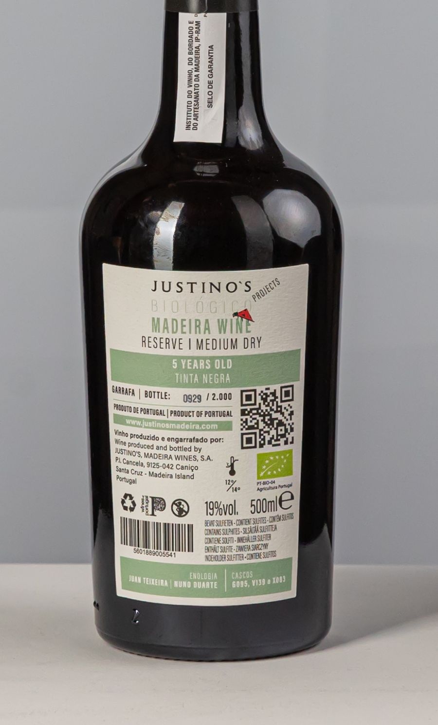 Justinos Wine Medium Dry (50cl) 4